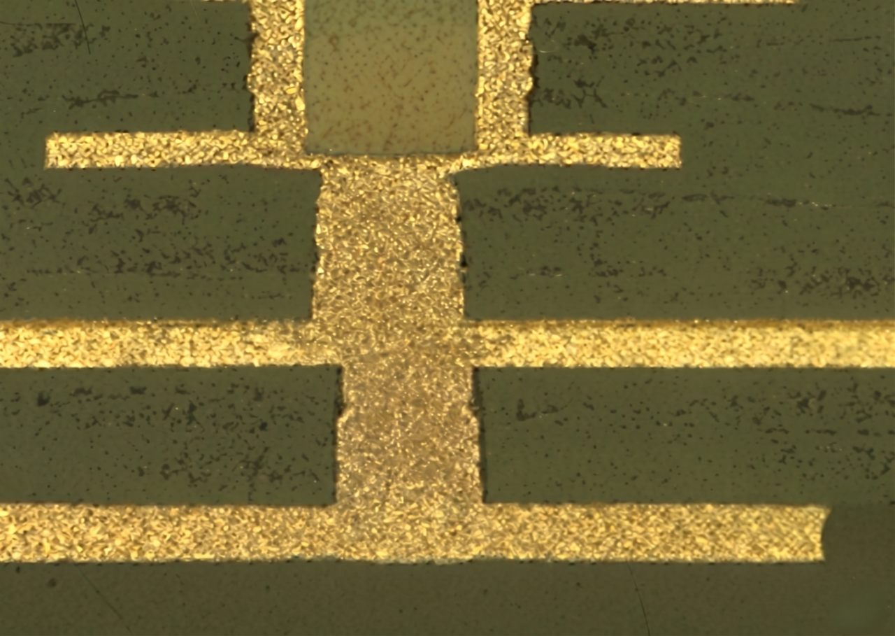 Mikroskopisches Schliffbild von direkt übereinander gestackten Blind Vias (Stacked Vias), die durch ein galvanisches Cu-Filling massiv mit Kupfer gefüllt wurden.