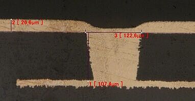 Mikroskopischer Querschnitt eines kupfergefüllten Microvias von CONTAG mit eingeblendeten Messwerten zur Überprüfung der Schichtdicken und Bohrgeometrie im Mikrometerbereich.