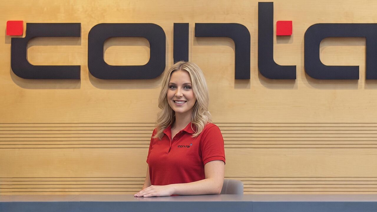 Freundlicher Empfang für Bewerber bei der CONTAG AG – Starten Sie Ihre Karriere in unserer Leiterplattenfertigung in Berlin.