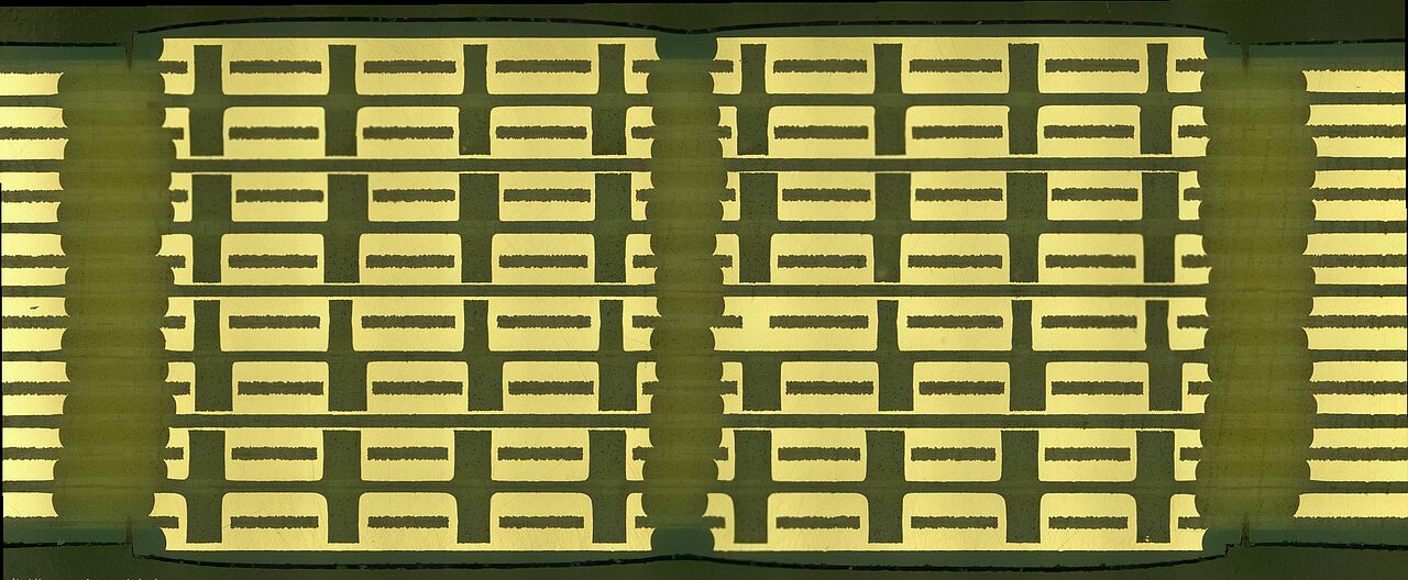 Mikroskopisches Schliffbild eines speziellen CONTAG Multilayers für Powerapplikationen, das die massiven Innenlagen mit hoher Kupferdicke für optimales thermisches Management zeigt.