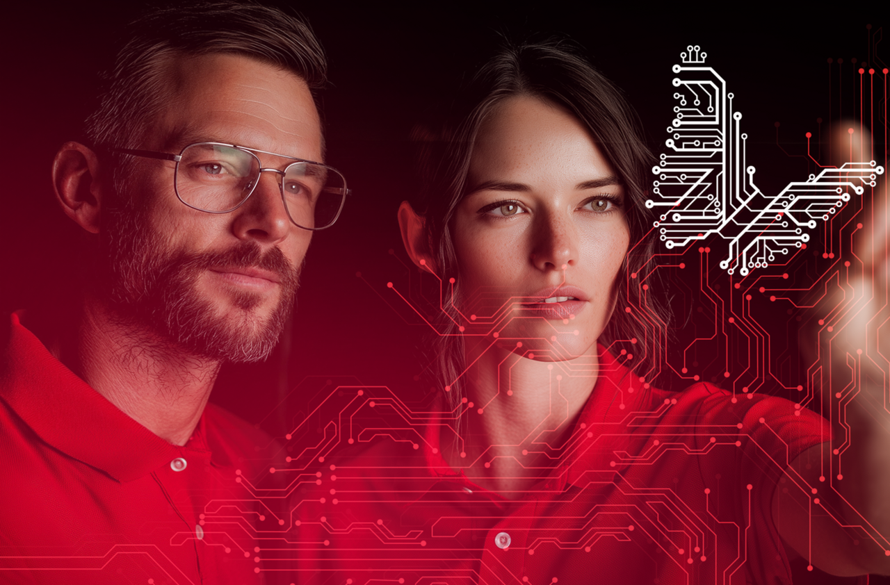 Zukunftsweisendes Leiterplatten-Design bei CONTAG: Ein Mann und eine Frau in roten Firmentrikots betrachten konzentriert eine virtuelle Projektion des CONTAG-Schmetterlings, der aus leuchtenden Leiterbahnen und digitalen Schaltungen besteht.