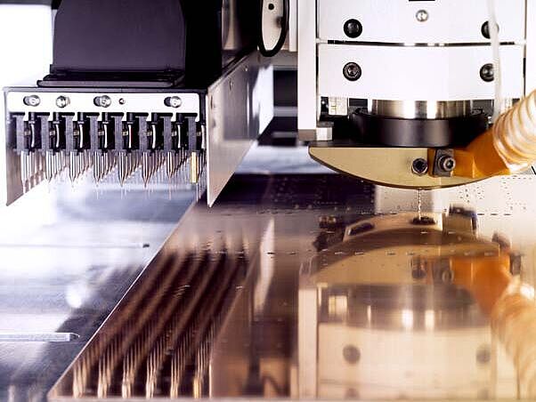 Hochgeschwindigkeits-CNC-Bohrmaschine bei CONTAG zur mechanischen Bearbeitung und Bohrung von Leiterplatten.