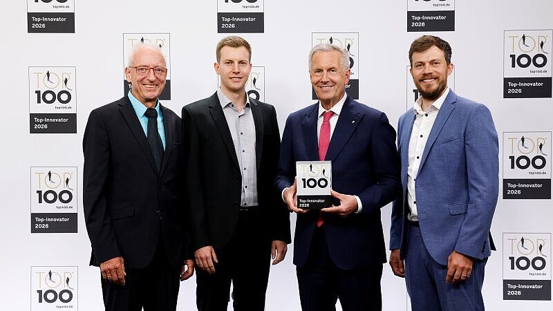 Bundespräsident a.D. Christian Wulff präsentiert gemeinsam mit dem Team der CONTAG AG den TOP 100 Award als Top-Innovator 2026.