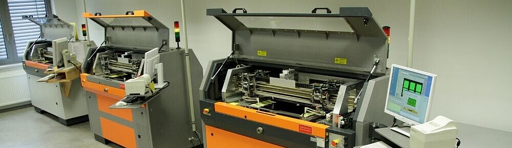 Drei elektrische atg Fingertester im Testlabor der CONTAG AG, eingesetzt für den präzisen elektrischen Test von Leiterplatten in der Qualitätssicherung.