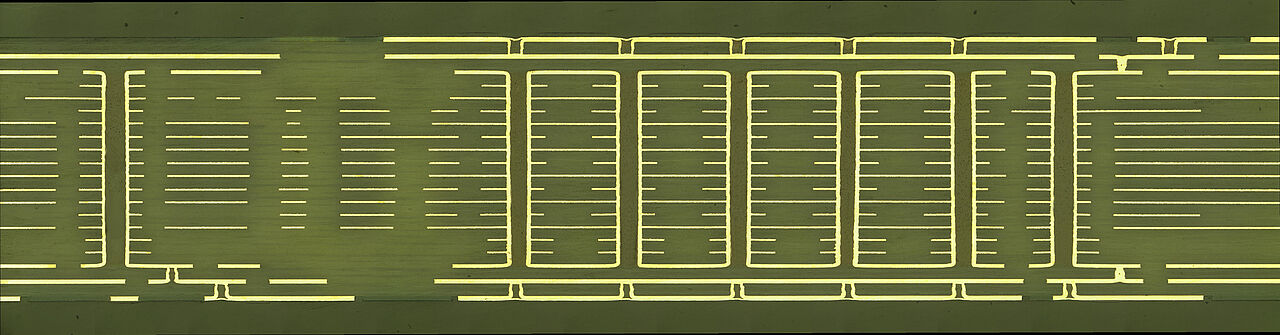 Mikroskopisches Schliffbild, das den hochkomplexen HDI- und SBU-Aufbau einer CONTAG Leiterplatte im Querschnitt zeigt.