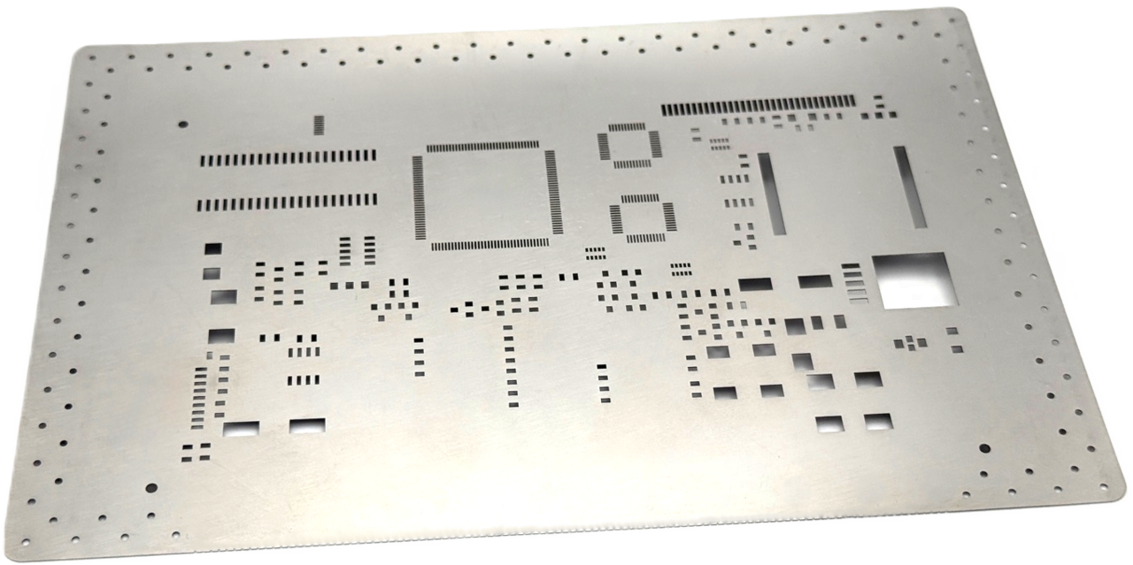 Nahaufnahme einer metallischen SMD-Schablone für den präzisen Lotpastendruck.