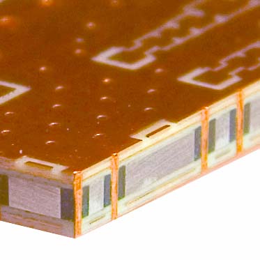 Detaillierter Querschnitt einer mehrlagigen CONTAG Leiterplatte mit integriertem Metall-Kern zur Wärmeableitung, kombiniert mit FR4-Material und Heatsink-gefüllten Vias.