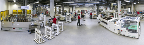 Blick in die Fertigungshalle von CONTAG mit modernen Chemie-Anlagen und Maschinen zur Leiterplattenherstellung.